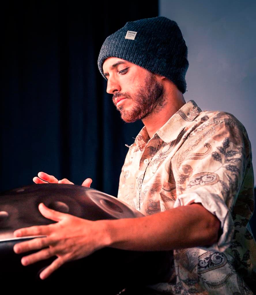 Amarok playing the handpan live